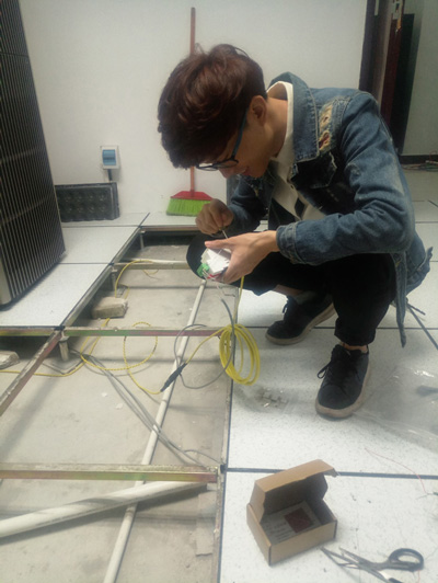 西安至元技术工程师在项目现场进行调试