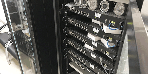 至元机房监控设备正在稳定运行